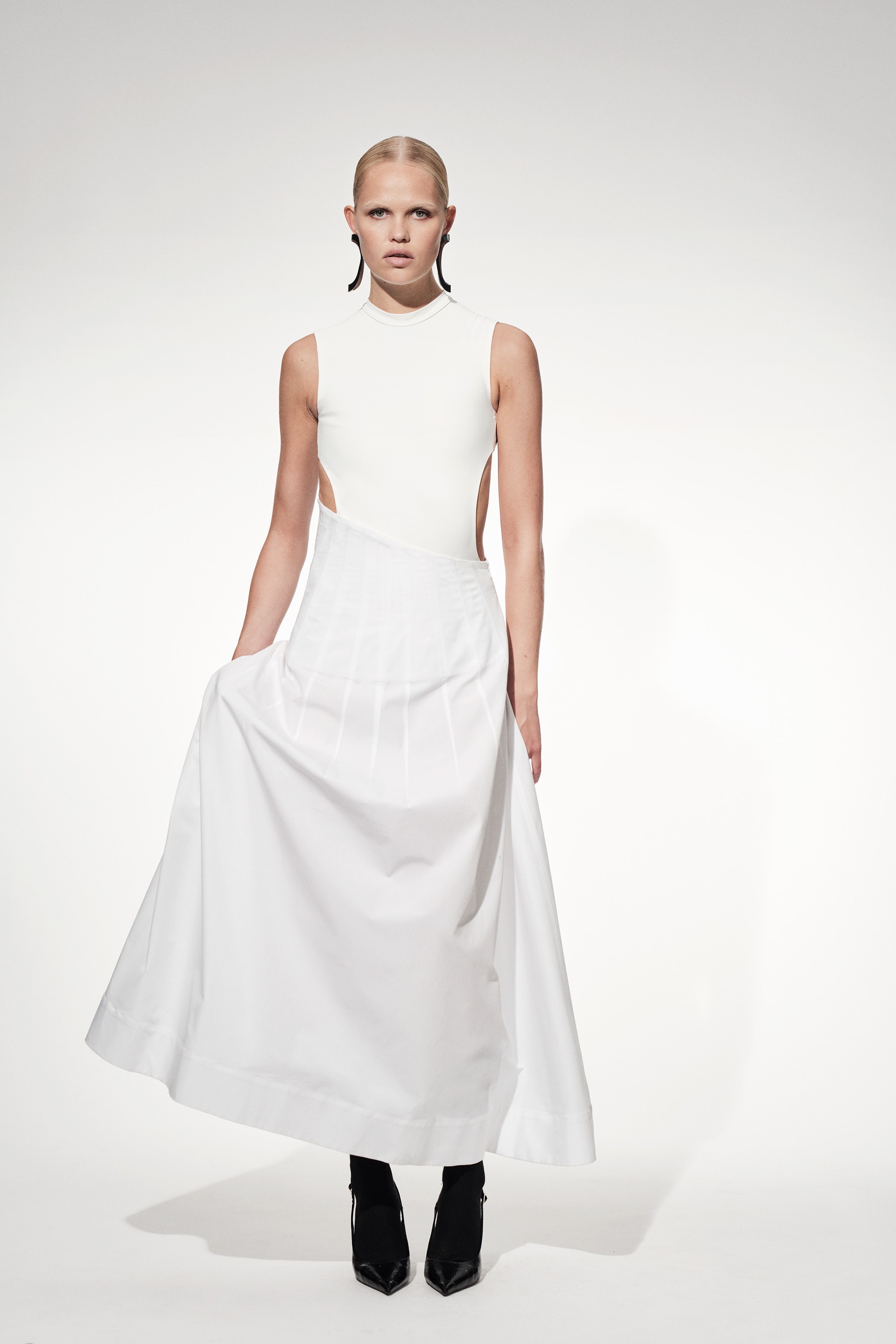 VES_CURVE_EARRINGS_DETAIL_20230904_TWEEK_EEK_MAX_ZARA_06_039